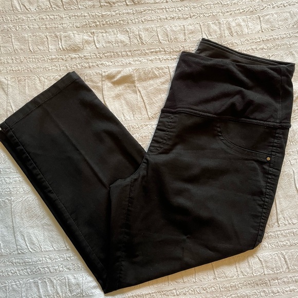 Intro. Love the fit Woven Capri Black Leggings - Picture 2 of 2